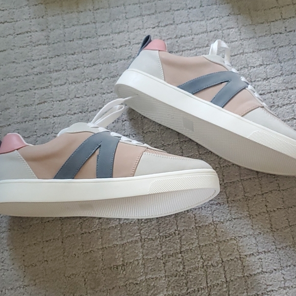 BNIB Maurices Shelby colorblock sneaker - Picture 2 of 5